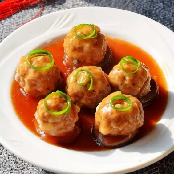 鲜鹌鹑去蒂洗净,做法蛋煮熟去壳油豆皮的香菇大全家常菜图片