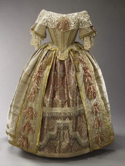 维多利亚女王于1851年穿过的一件舞会礼服,象牙色,金绿色与浅红色搭配