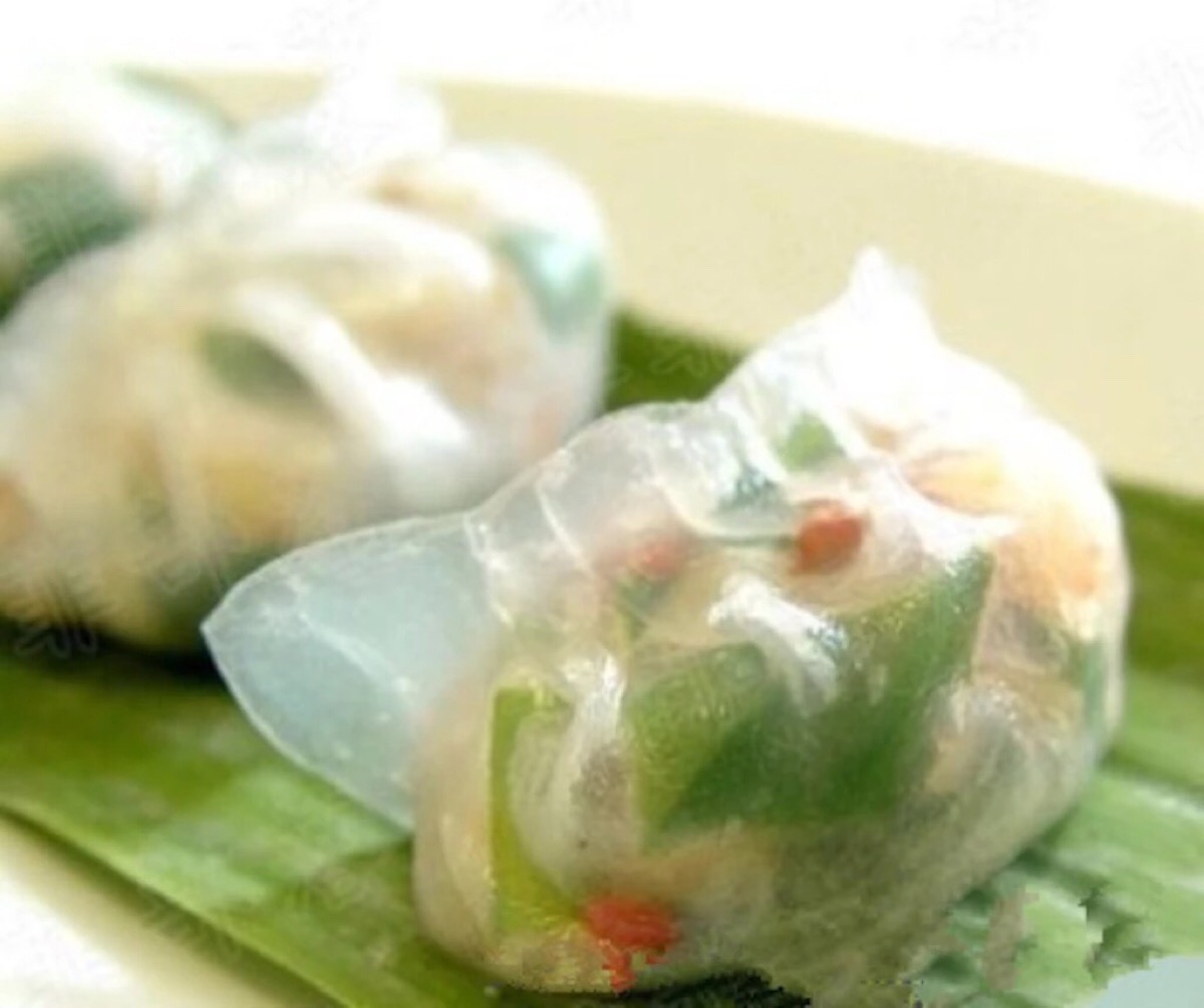 【水晶饺】1.花生烤熟撵碎备用,叉烧切粒;2.韭菜切末,虾仁切碎;3.