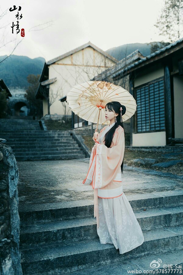 少女情怀总是诗# 独倚蒲团寂静 ,忽闻雨萧萧;天青色等烟雨,而我在等