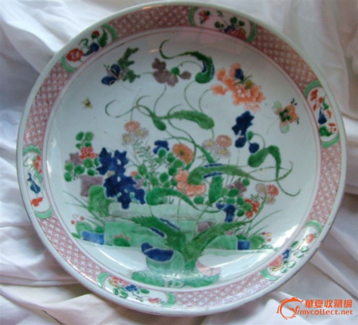 清康熙青花五彩洞石花蝶纹大盘,直径35cm,外围矾红锦地开光,中间青花