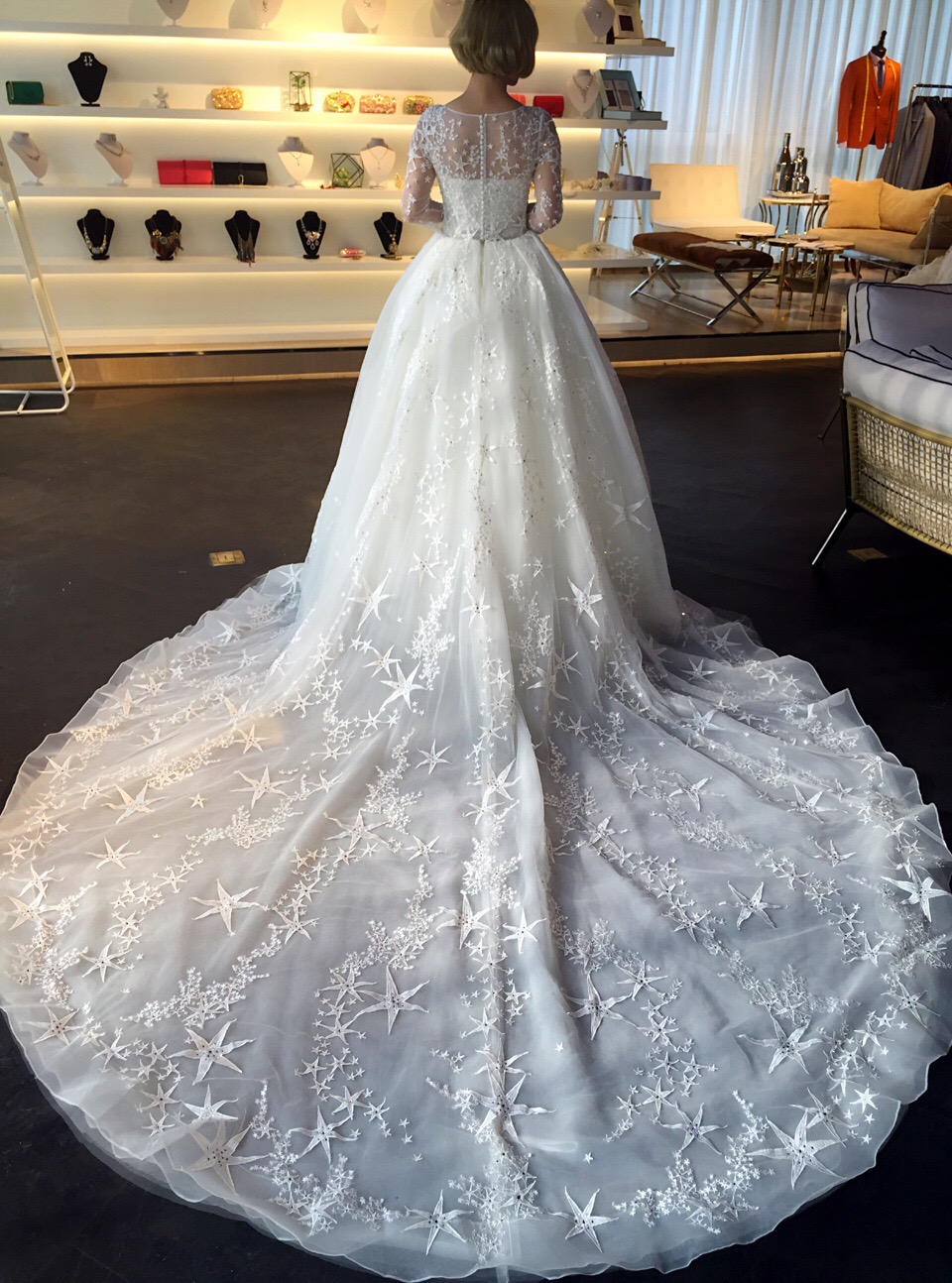 "梦幻星空"的拖尾婚纱灵感来自于满天的梦幻星空,满天的星星让新娘