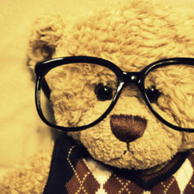 小熊戴眼镜看电脑头像图片