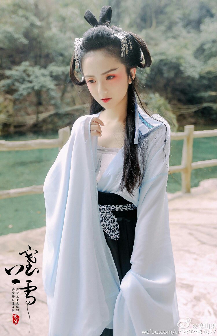 汉服#【塞上雪】雪衣轻裘踏三关,黑土连襟倚万载.