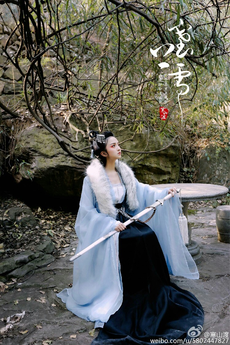 汉服#【塞上雪】雪衣轻裘踏三关,黑土连襟倚万载.