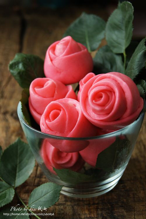 玫瑰花卷:酵母溶于温水中,静置5分钟。面…-堆