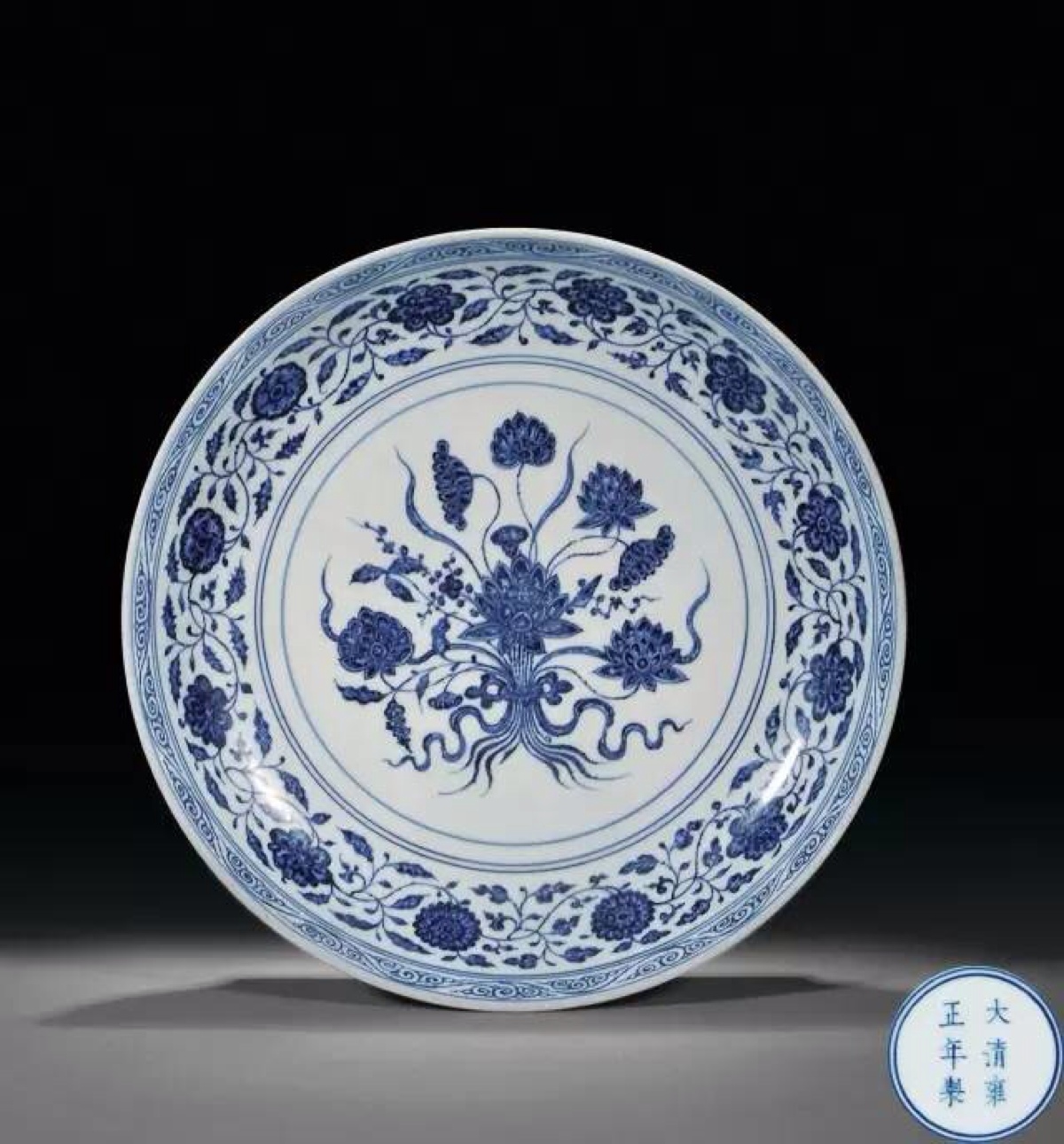 内外壁满饰缠枝花卉,盘心绘莲花一株,搭配莲蓬,水草,茨菰,1200_1290