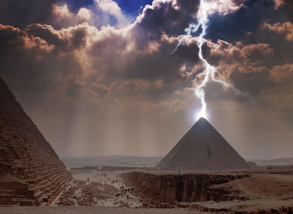 bennee)抓拍到吉萨大金字塔(great pyramid of giza)被闪电击中的瞬间