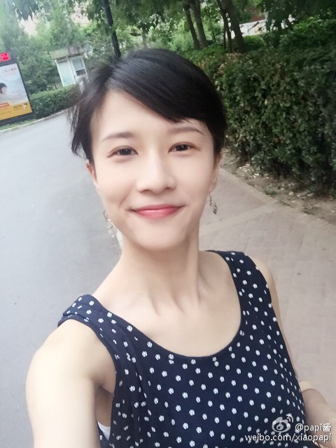 papi酱,"一个集美貌与才华于一身的女子"