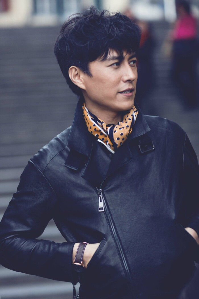 靳东 靳哥哥 1.一个年轻的机车boy;2.