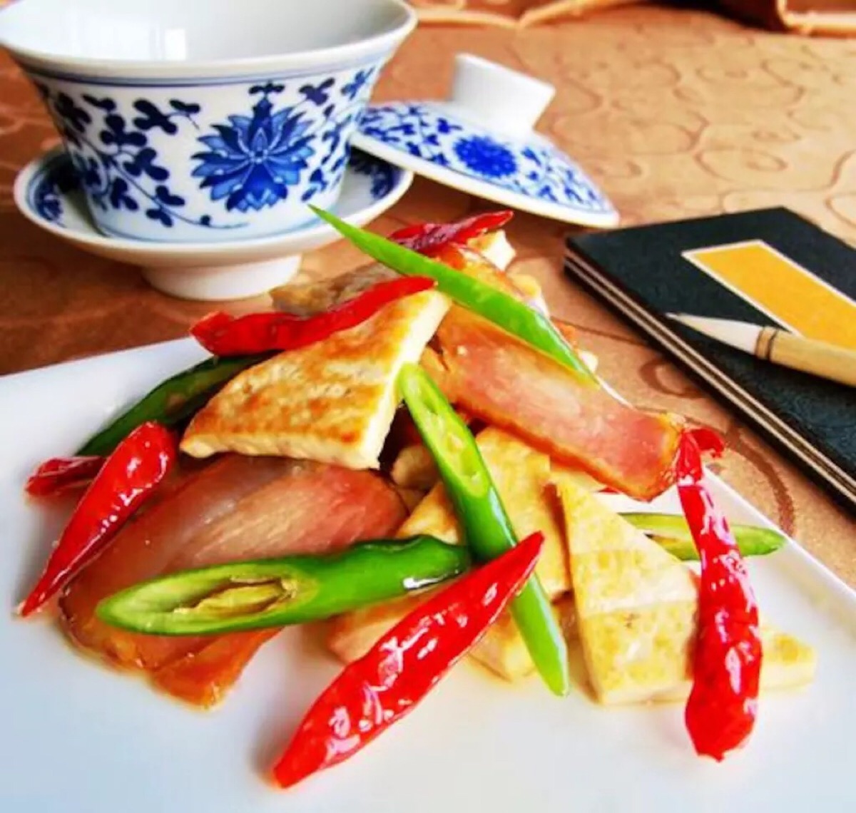 【辣椒材料黄油】家常:豆腐500g,湖南腊肉80g,干腊味少许,青杭椒少许蛋糕豆腐奶油图片