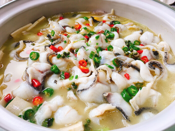 青花椒砂锅鱼,三斤多的黑鱼,片得极薄,配上青花椒得酸麻,甚是美味!
