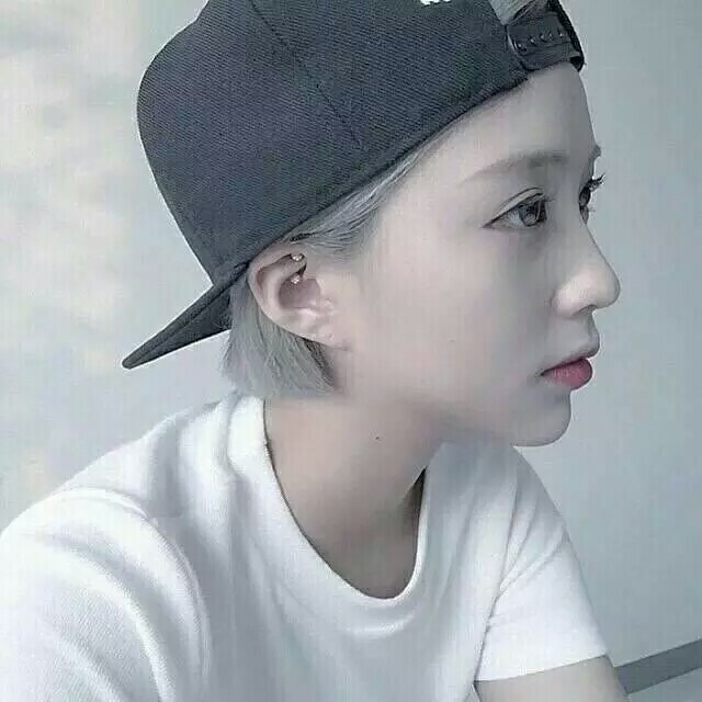 短发女生头像
