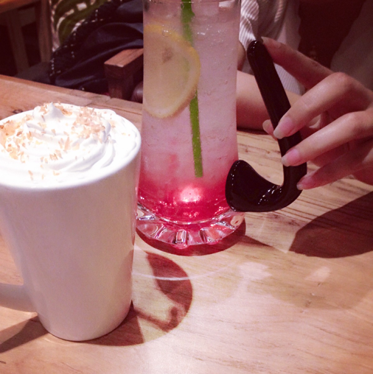 夜晚空气暖暖的,像浮在杯子上的奶油泡沫