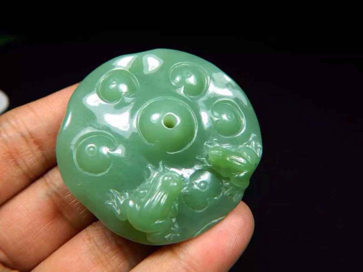 47*16mm,56克,和田玉双色,俄碧老坑料,阳绿鸭蛋青碧玉,摘色巧雕,摘阳一吨玉米油多少钱图片