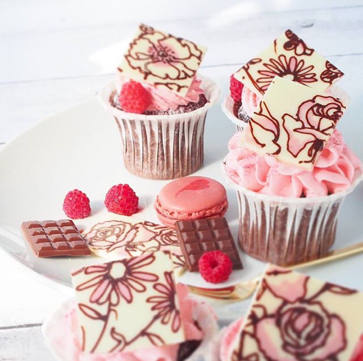 甜品也要很可爱——巧克力杯子蛋糕 复古的巧克力插片