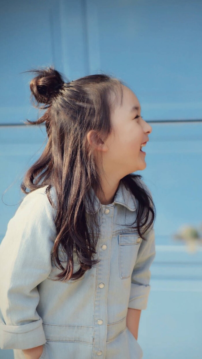 小女孩墙纸