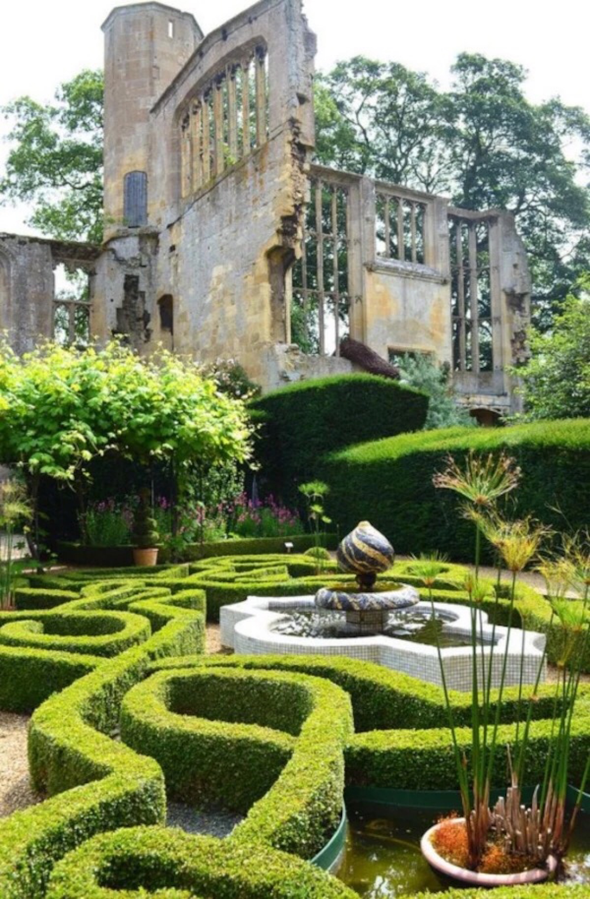 曾经是亨利八世的产业,休得利城堡中的花园,代表了英国造园技艺的最高