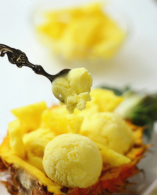 【水果甜品】『菠萝冰激凌』淡奶油打发,放入冰箱冷藏备用,蛋黄加细