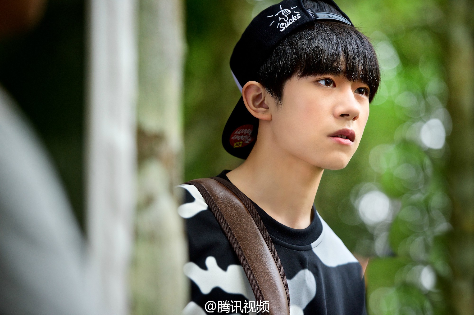 易烊千玺# 《我是你的tfphone》花絮照【 图:@oppo】