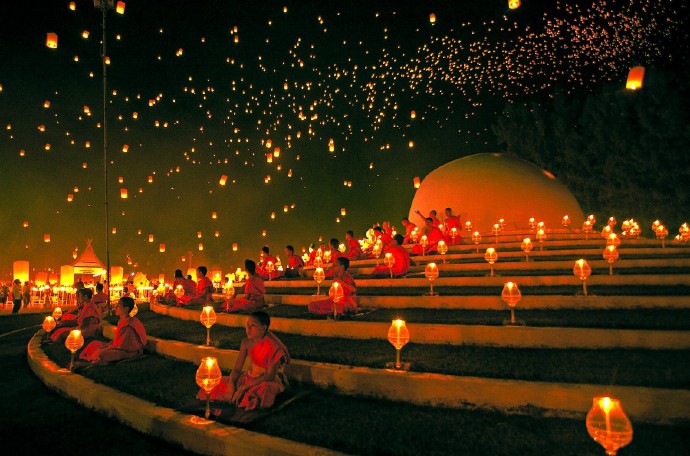 天灯. (明日七月十五 中元节;图为泰国水灯节场景,搜集自piccsy)