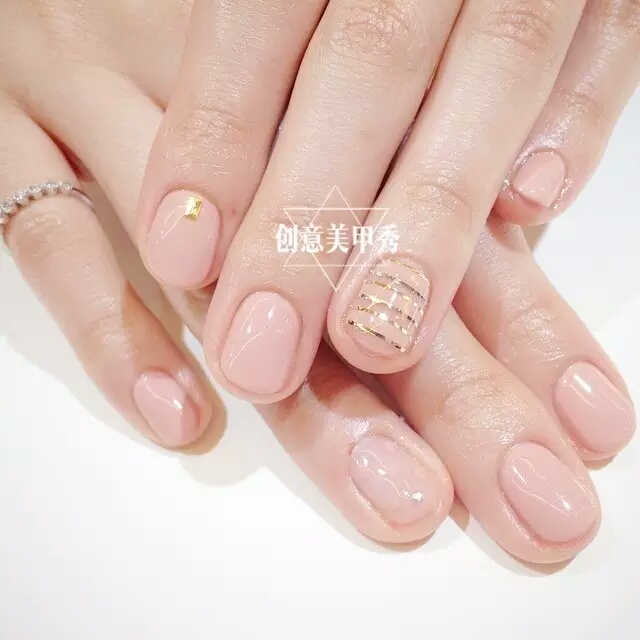 裸色美甲