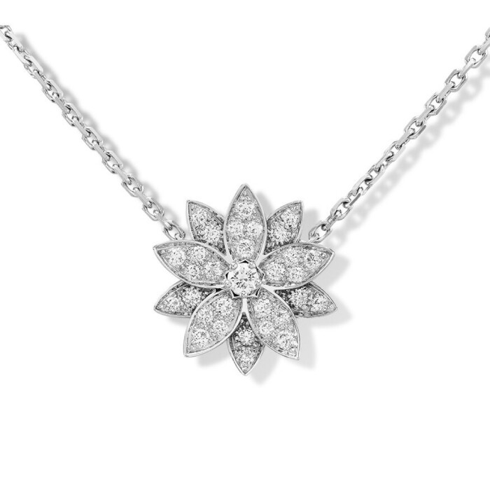 arpels 在今年冬季新发布的 diamond breeze 系列中推出了这三枚莲花