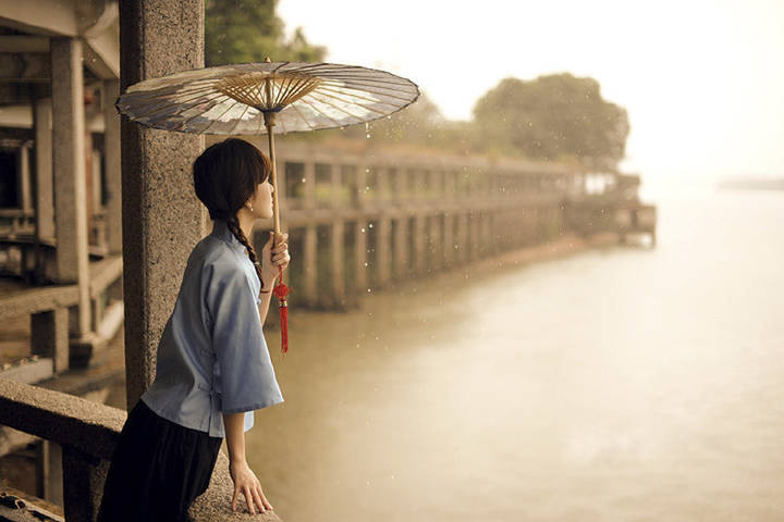 雨中江南女子撑油纸伞图片