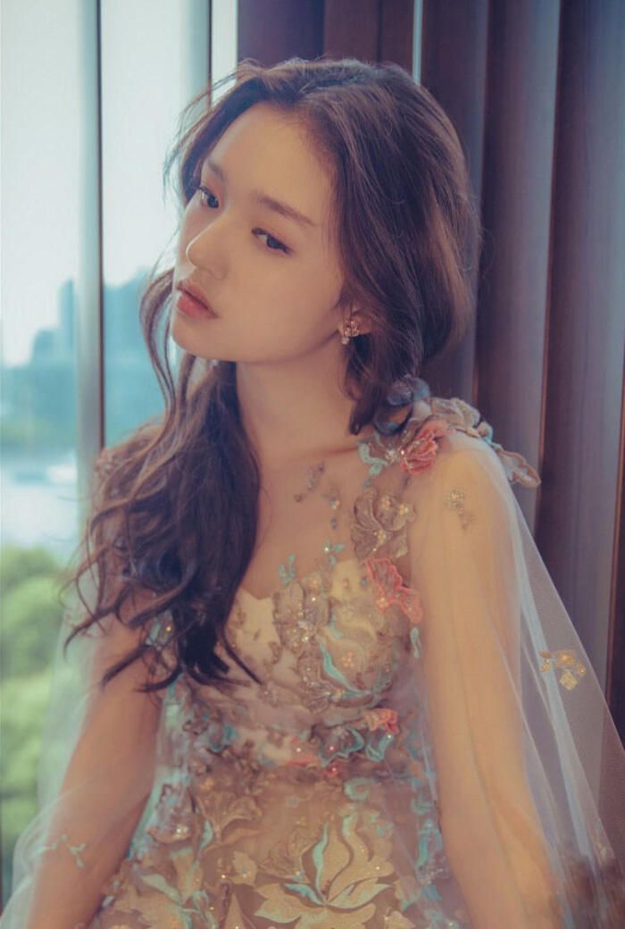 画面中,林允一袭纱质长裙仙气逼人,复古色系眼妆魅惑摄人,美若油画700
