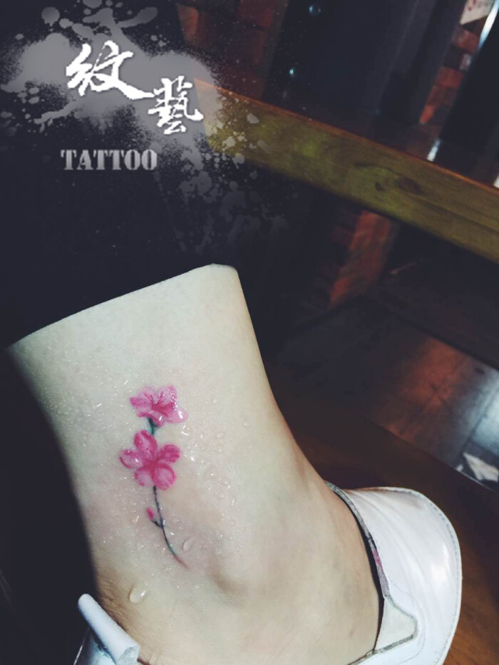 脚踝小清新梅花纹身