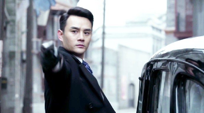 阿诚持枪比探长稳得多,比小方有杀气.