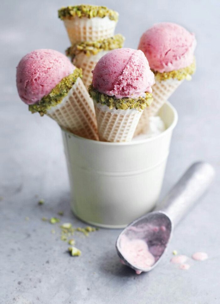 草莓开心果冰淇淋甜筒
