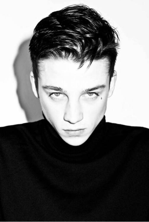 ash stymest,1991年7月31日出生于英国,英国著名男模特.