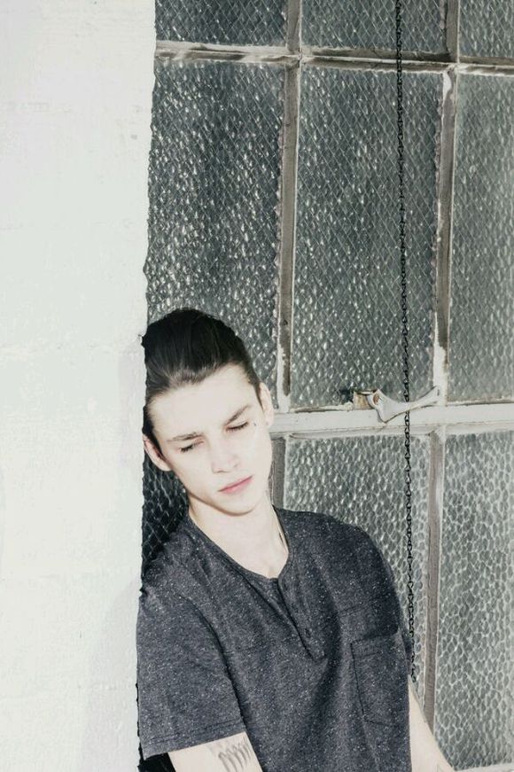ash stymest,1991年7月31日出生于英国,英国著名男模特.