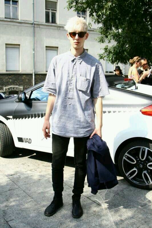 thomas penfound,来自英国,他很年轻,有着干净的偏银色的金发和漂亮的