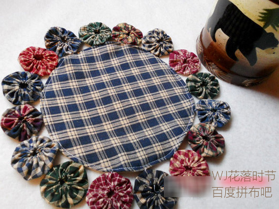 经过巧手的翻转,摇身一变成为一朵娇艳的yoyo花,它也是消耗碎布快的