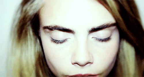 cara delevingne# 卡拉迪瓦伊 卡抽 模特 金发碧眼 gif