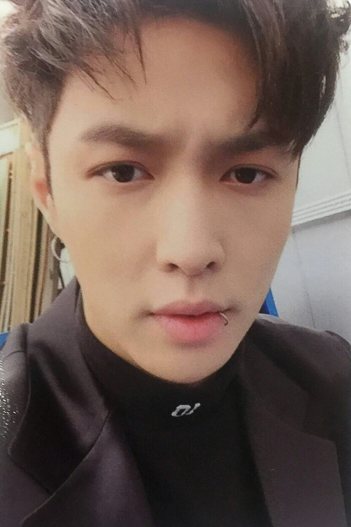 籍成员张艺兴,艺名lay weibo @努力努力再努力x 2012年4月正式出道,队