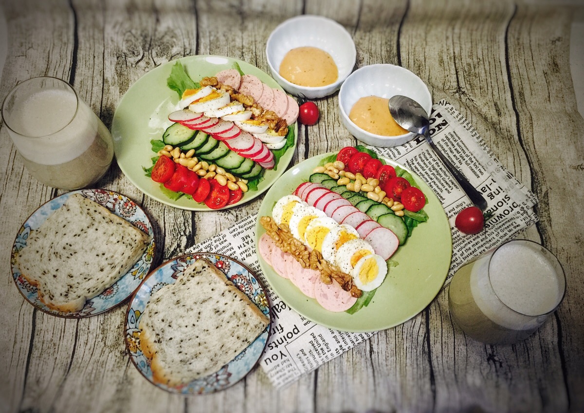 忍不住败了漂亮的桌布 果然拗造型美美哒 今日早餐:彩虹沙拉黑芝麻