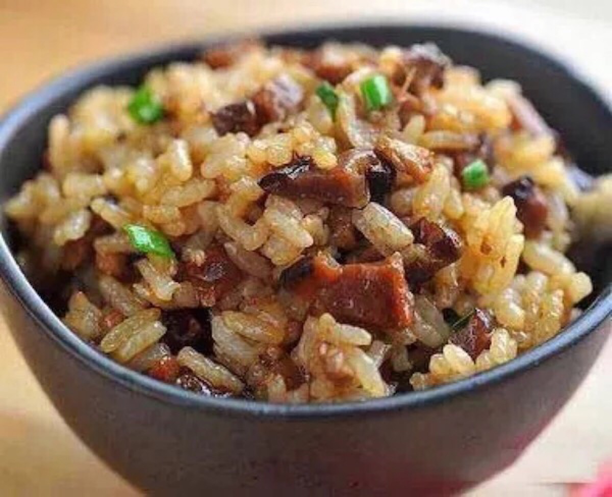 【香菇肉丁炒饭】材料:干香菇3朵,五花肉一小块,米饭一碗,虾皮一撮,葱