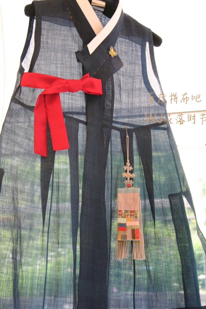 韩服如同中国的汉服,欧美的西装,有着悠久的历史和穿着的讲究.