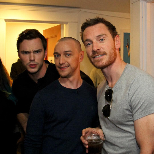从左至右:尼古拉斯·霍尔特 nicholas hoult  詹姆斯·麦卡沃伊 james