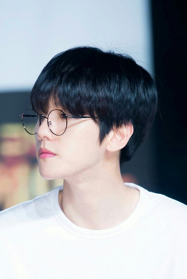 边伯贤 〔baek hyun〕【naverblog】黑色顺毛 圆框眼镜 白t,帅(萌)出