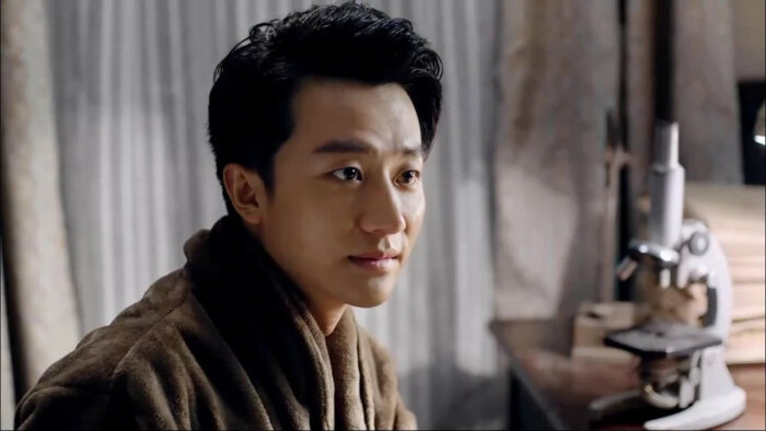 2014年因主演娄烨导演电影《推拿》和郑晓龙导演电视剧