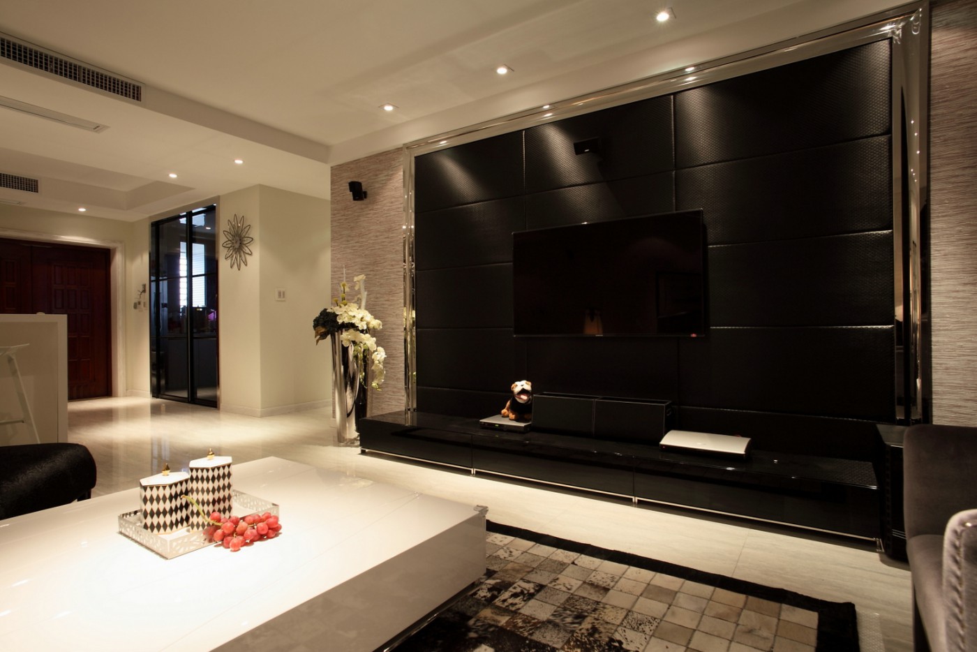 这间温馨的二居室选用现代风格来进行装修,运用了很多天然材料的原始