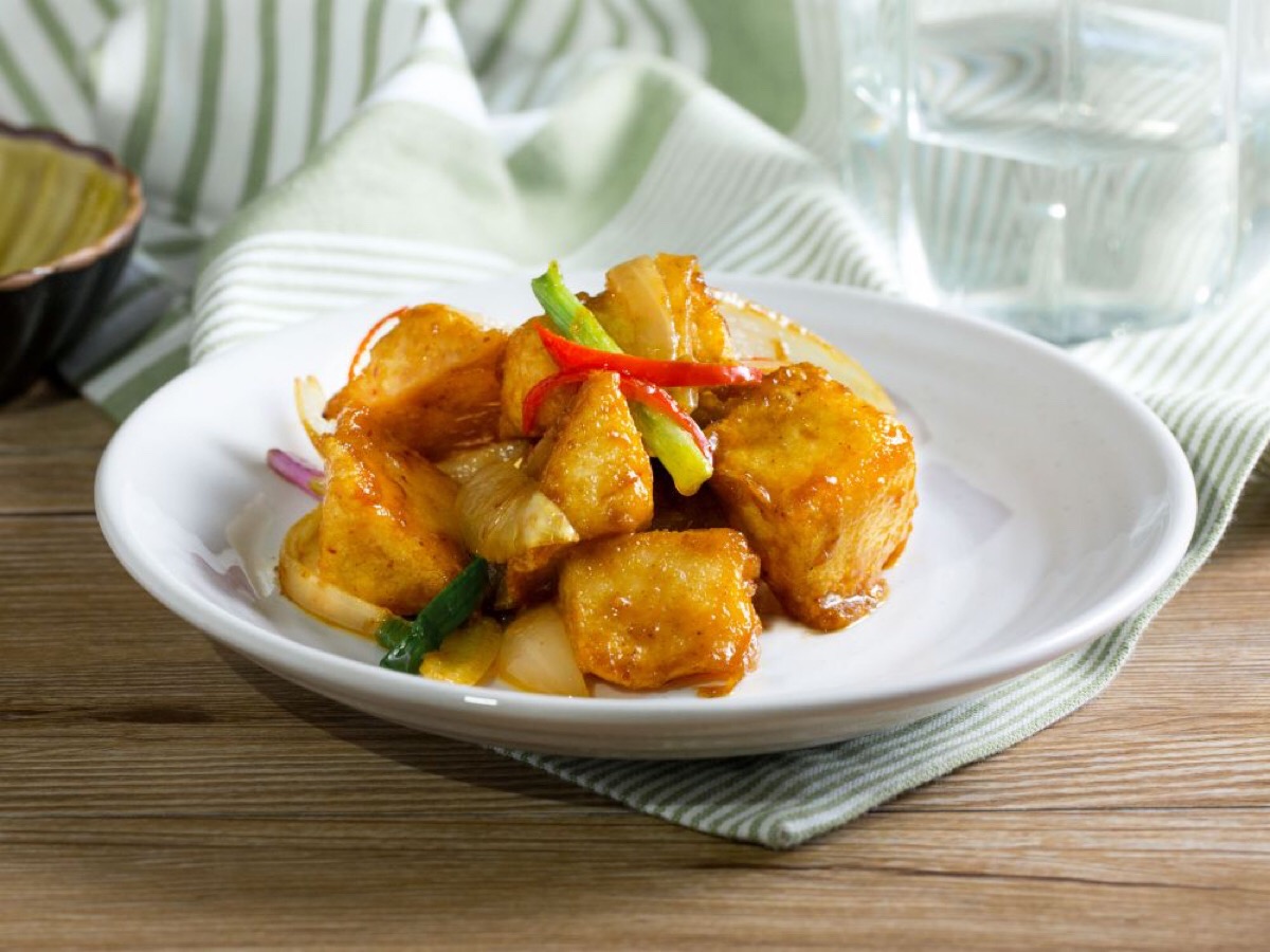 沙茶酱洋葱炒鱼片头 这道菜色真的是相当配饭,有炒得香甜的洋葱,又