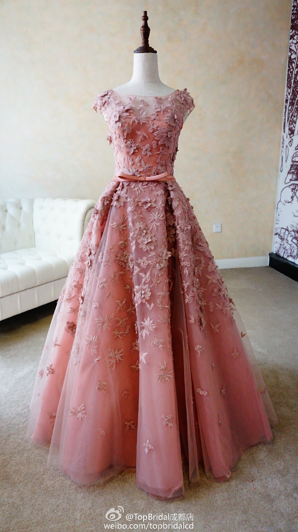 做工精湛,端庄复古,典雅大方的绚丽多彩礼服为炎炎夏日增添一抹清新