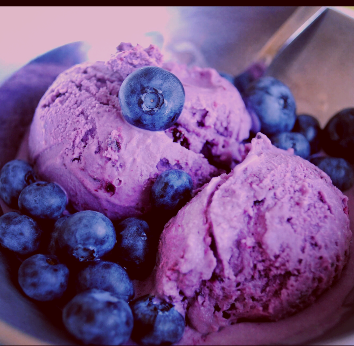 北美蓝莓酱圣代图片