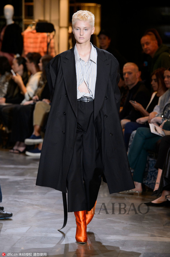 随着balenciaga新任创意总监demna gvasalia浮出水面,其个人品牌