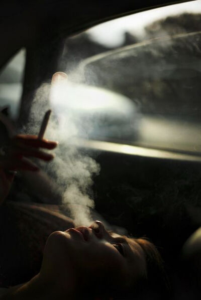 女头』侧过脸 点一支烟 透过车窗只有你轻搭着烟的手指 和弥漫的孤独